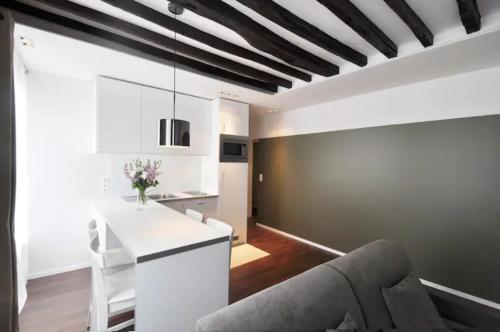 Il dispose d'une cuisine et d'un salon avec un plafond noir et blanc. dans l'établissement Montorgueil beautiful apartment, à Paris