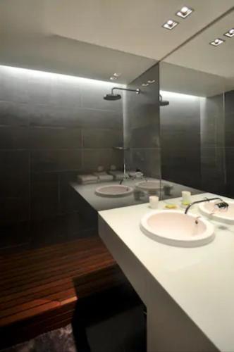 une salle de bain avec deux lavabos et un grand miroir dans l'établissement Montorgueil beautiful apartment, à Paris