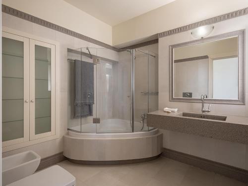 Ένα μπάνιο στο Villa Heora - The Floating Residence