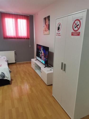 ViP ROOMS PRENOCISTE 026にあるテレビまたはエンターテインメントセンター