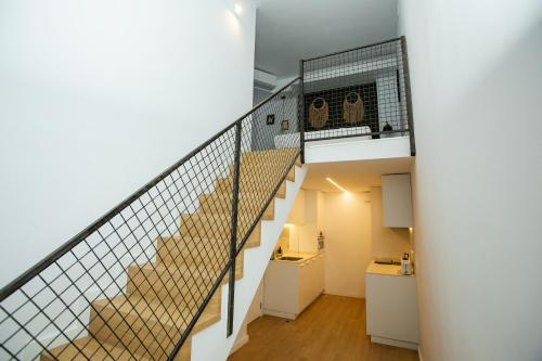 uma escada que leva ao segundo andar de uma casa em Total Valencia Torres de Quart em Valência