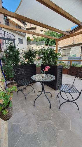 a patio with a table and chairs and an umbrella at B&B Il Fabbro Chambre in Castelmauro