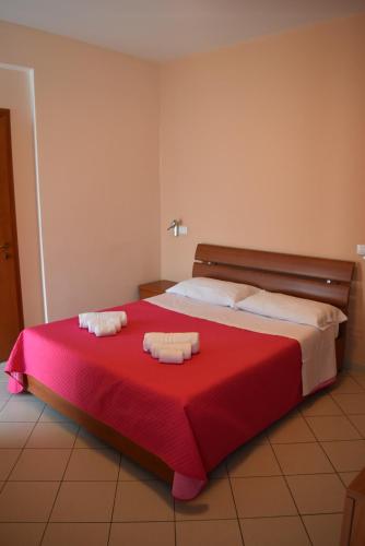 1 dormitorio con 1 cama con 2 toallas en La Dea, en Pisa
