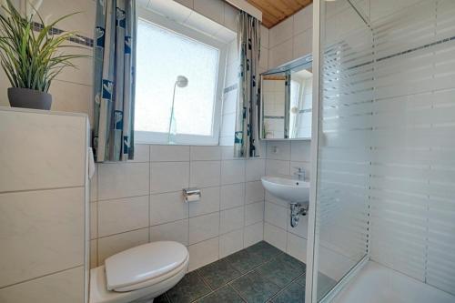 łazienka z toaletą i umywalką w obiekcie "Ferienhof Seelust" Ferienwohnung Lerche w mieście Gammendorf