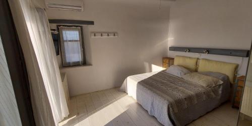 Posteľ alebo postele v izbe v ubytovaní Rosanna kite apartments by the sea & pool with sunset