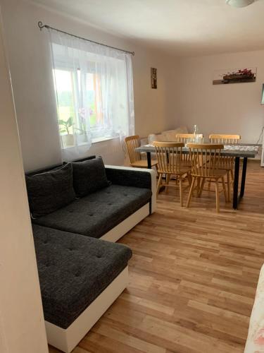 ein Wohnzimmer mit einem Sofa und einem Tisch in der Unterkunft ZBYTINY in Zbytiny