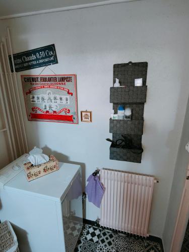 a corner of a room with a radiator and a wall at Les Petites Forges in Auxonne