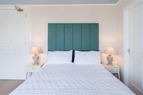 Una cama o camas en una habitación de The Merryburn - Rooms and Courtyard Studios