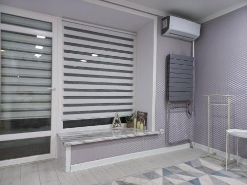 a bathroom with a window with blinds at 2х комнатная квартира на Назарбаева 44 in Pavlodar