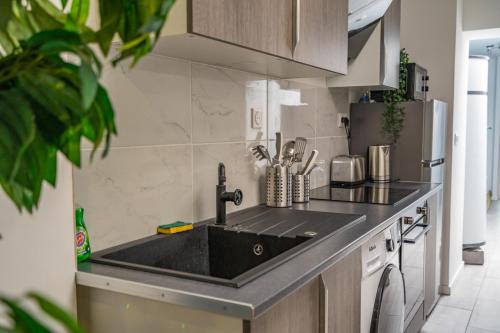 Η κουζίνα ή μικρή κουζίνα στο Capsule océan - Jacuzzi - Billard - Netflix - 2 Chambres - Cuisine