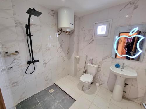 Ванная комната в SUPERBE APPARTEMENT MEUBLÉ AU BORD DE LA PLAGE
