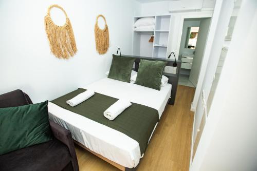 ein Schlafzimmer mit einem großen Bett und einem Stuhl in der Unterkunft Total Valencia Torres de Quart in Valencia