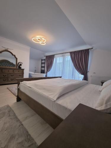 เตียงในห้องที่ Căsuța dintre brazi