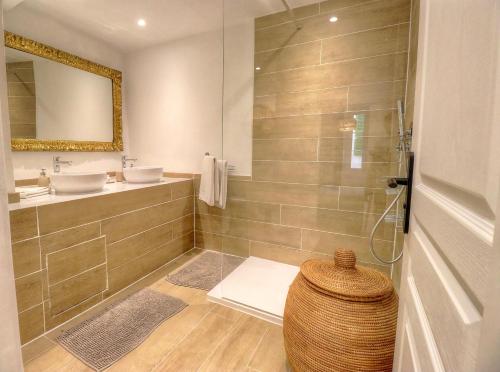 a bathroom with two sinks and a shower with a mirror at Les Remparts Antibes Location in Antibes