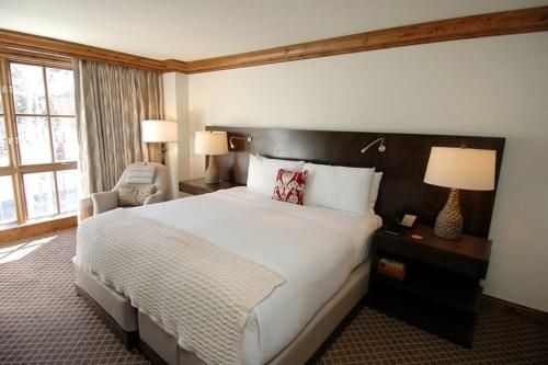 Säng eller sängar i ett rum på Luxury 2 Bedroom Residence At The St Regis Residence Club In Downtown Aspen