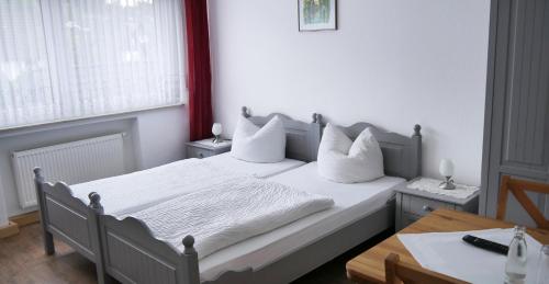 Una cama o camas en una habitación de Garni Hotel Bodden