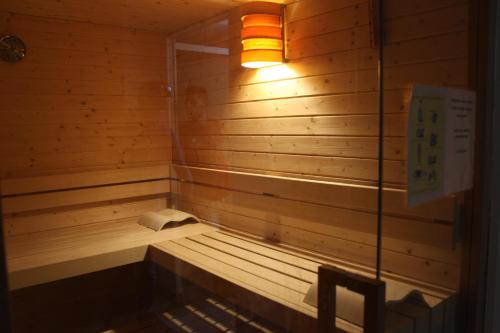 una sauna in legno con una luce sopra di Hotel Stella Maris Terme a Ischia