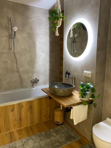 uma casa de banho com um lavatório e uma banheira em Best Butler Jungle Suite - Central - Netflix - Big Box em Haslach