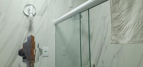 y baño con ducha y puerta de cristal. en Apartamento Figueiredo Magalhães, en Río de Janeiro