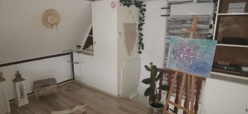 a living room with a painting on a easel at Smokvica in Stari Slankamen