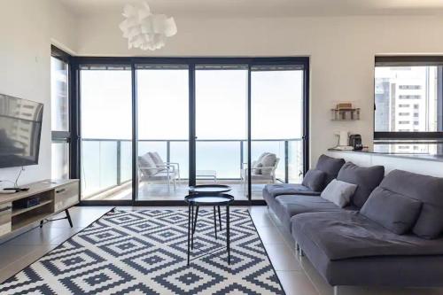 Ruang duduk di Oַ&O Group- Luxury Apt Tower Best Sea View Bat Yam