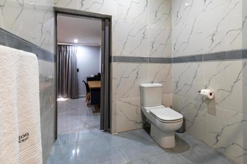 Bilik mandi di 5th On Preston Guest House