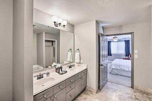 Bathroom sa Fort Worth Condo with Racetrack Views and Pool Access