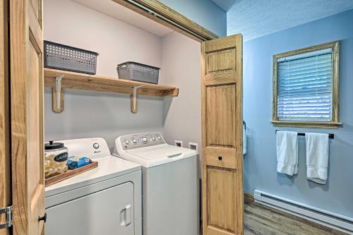 una lavanderia con lavatrice e asciugatrice di Family Home in Albrightsville with Furnished Deck a Albrightsville