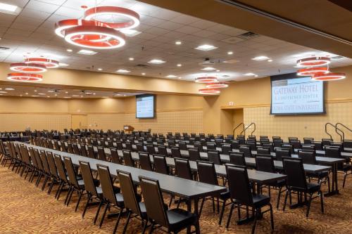 Der Geschäftsbereich oder Konferenzraum in der Unterkunft Gateway Hotel and Conference Center