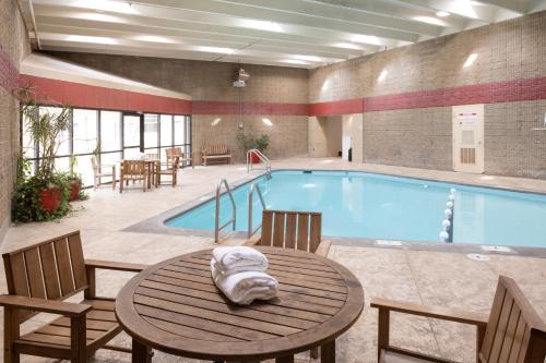 Der Swimmingpool an oder in der Nähe von Gateway Hotel and Conference Center
