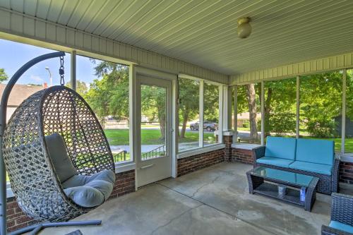 Ruang duduk di Glasgow Home with Porch Close to Lake and Caves!