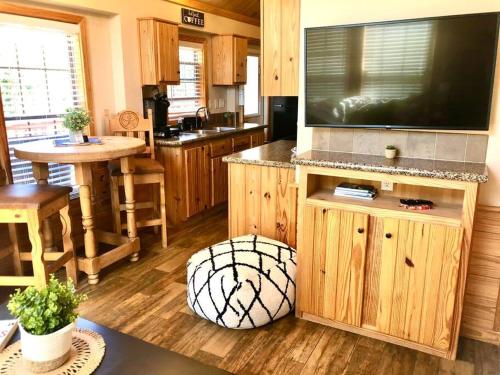 Gallery image of The Armadillo Cabin - Cabins At Rim Rock in Austin