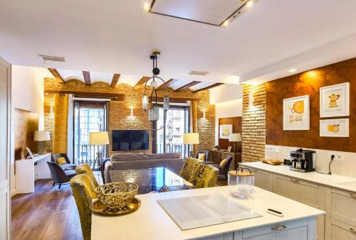 cocina y sala de estar con mesa y sillas en Torres de Serranos Apartments - TTdSSa VLC, en Valencia