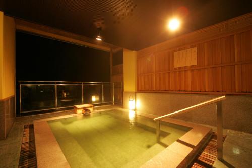 ein leerer Pool in einem Gebäude in der Nacht in der Unterkunft Satorikan in Gosen