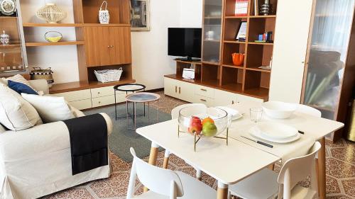 uma sala de estar com uma mesa branca com fruta em Al B6 CLOSE TO VENICE em Mogliano Veneto