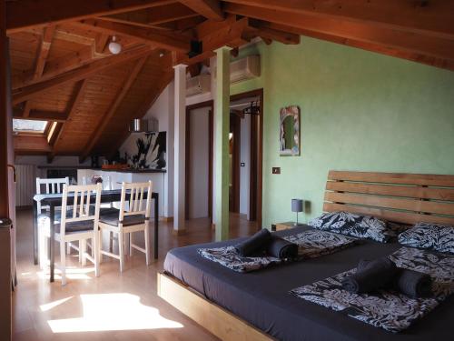 una camera con letto, tavolo e sedie di Franziska's Place a Cannero Riviera