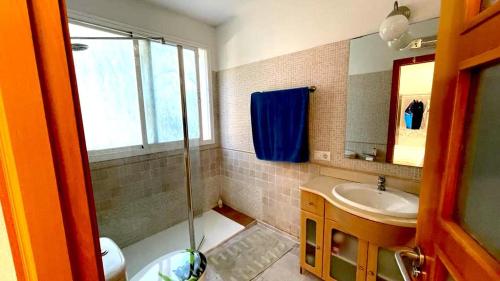 een badkamer met een douche en een wastafel bij Villa Ola in Los Caños de Meca