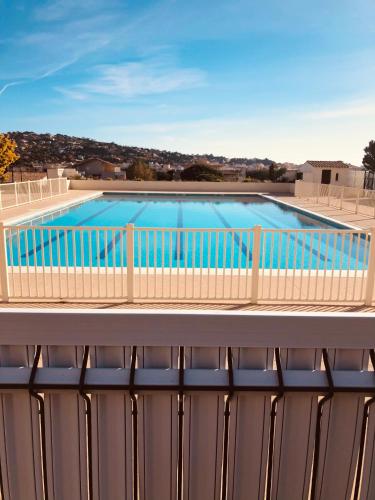 une piscine sur le toit d'un immeuble dans l'établissement Studio climatisé avec piscine, vue mer, à Sainte-Maxime