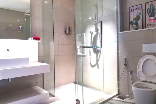Bukit Bintang at Tribeca Residence في كوالالمبور: حمام مع دش زجاجي ومرحاض
