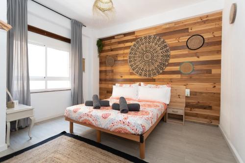 1 dormitorio con una pared de madera y 1 cama en Big Room Happy Alicante en Alicante