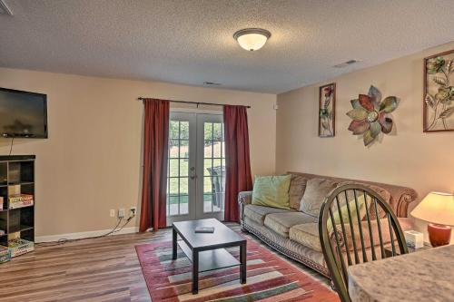 Posezení v ubytování Cozy Greensboro Townhome about 7 Mi to UNC Campus