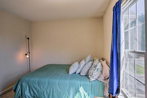 Postel nebo postele na pokoji v ubytování Cozy Greensboro Townhome about 7 Mi to UNC Campus