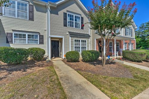 Zahrada ubytování Cozy Greensboro Townhome about 7 Mi to UNC Campus
