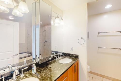 baño con 2 lavabos y espejo grande en The Sanctuary - Serenity Now 418A, en Virginia Beach