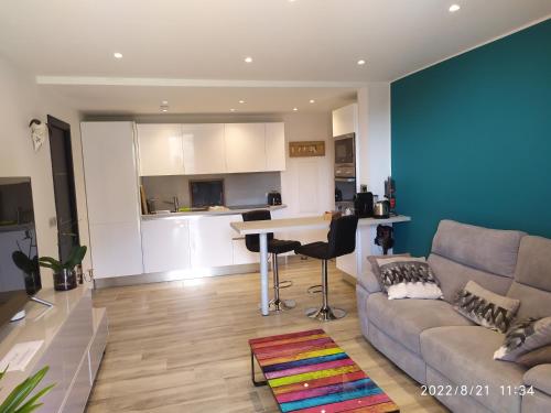 un salon avec un canapé et une table dans l'établissement Appartement 2 pièces - Le Berceau, à Castellar