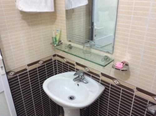 a bathroom with a sink and a mirror at Anh Duong Hotel in Thach Loi