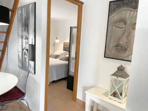 サントロペにあるMaisonnette Antelissa à 3 minutes en voiture des plages et du centre villeの鏡付きの部屋、ベッド付きのベッドルーム1室が備わります。