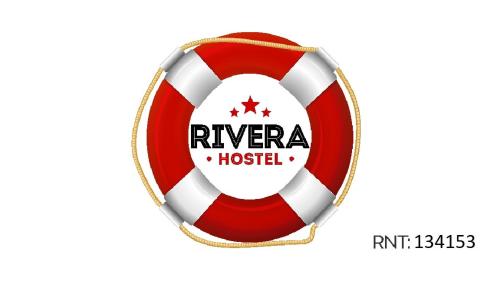 una pelota de fútbol con el logo del albergue ribera en Rivera Hostel, en Santa Marta