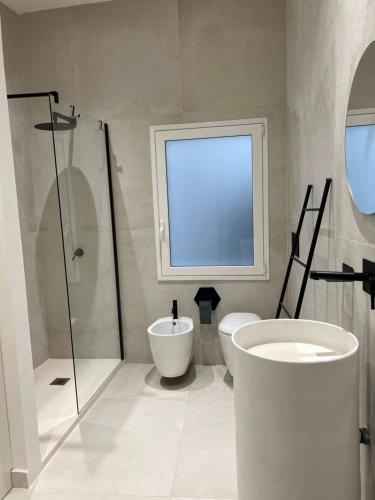 Un baño con inodoro, ducha y lavabo. en La Maison del Bell'Antonio - Catania downtown, en Catania