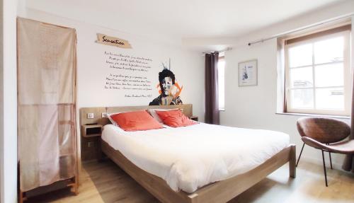 una camera da letto con un grande letto con cuscini arancioni di Appartement12.com a Charleville-Mézières